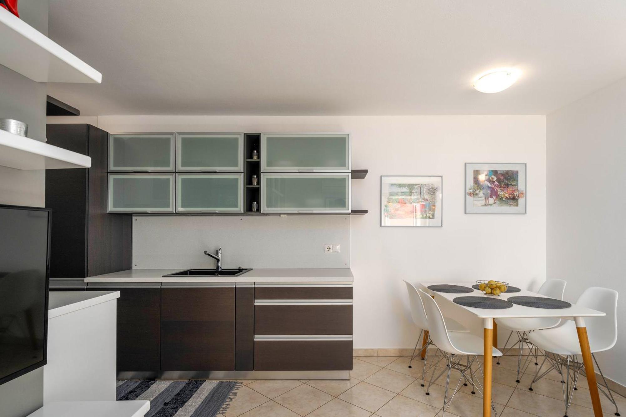 Degrassi Square Apartments (Adults Only) Vrsar Exteriör bild