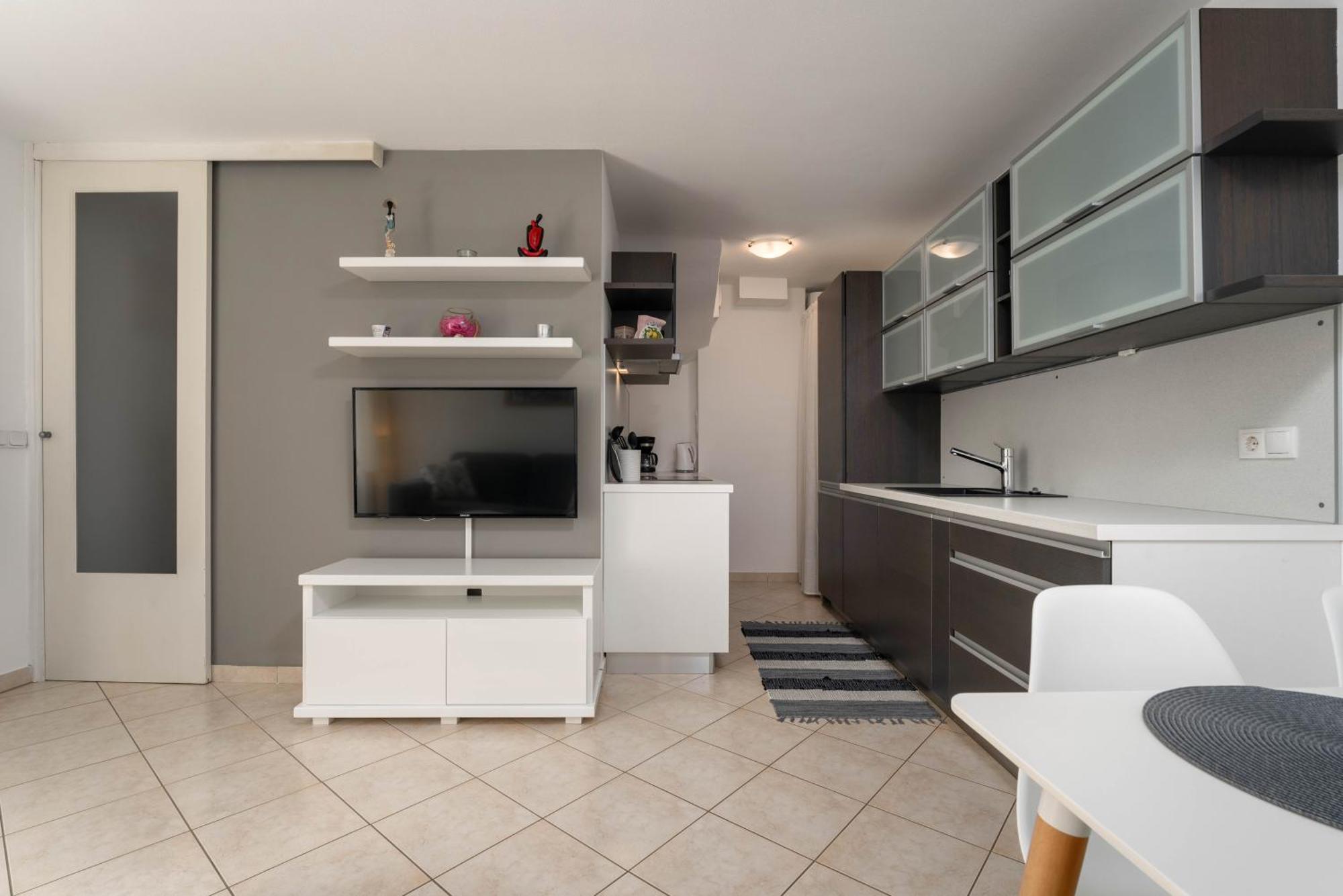 Degrassi Square Apartments (Adults Only) Vrsar Exteriör bild