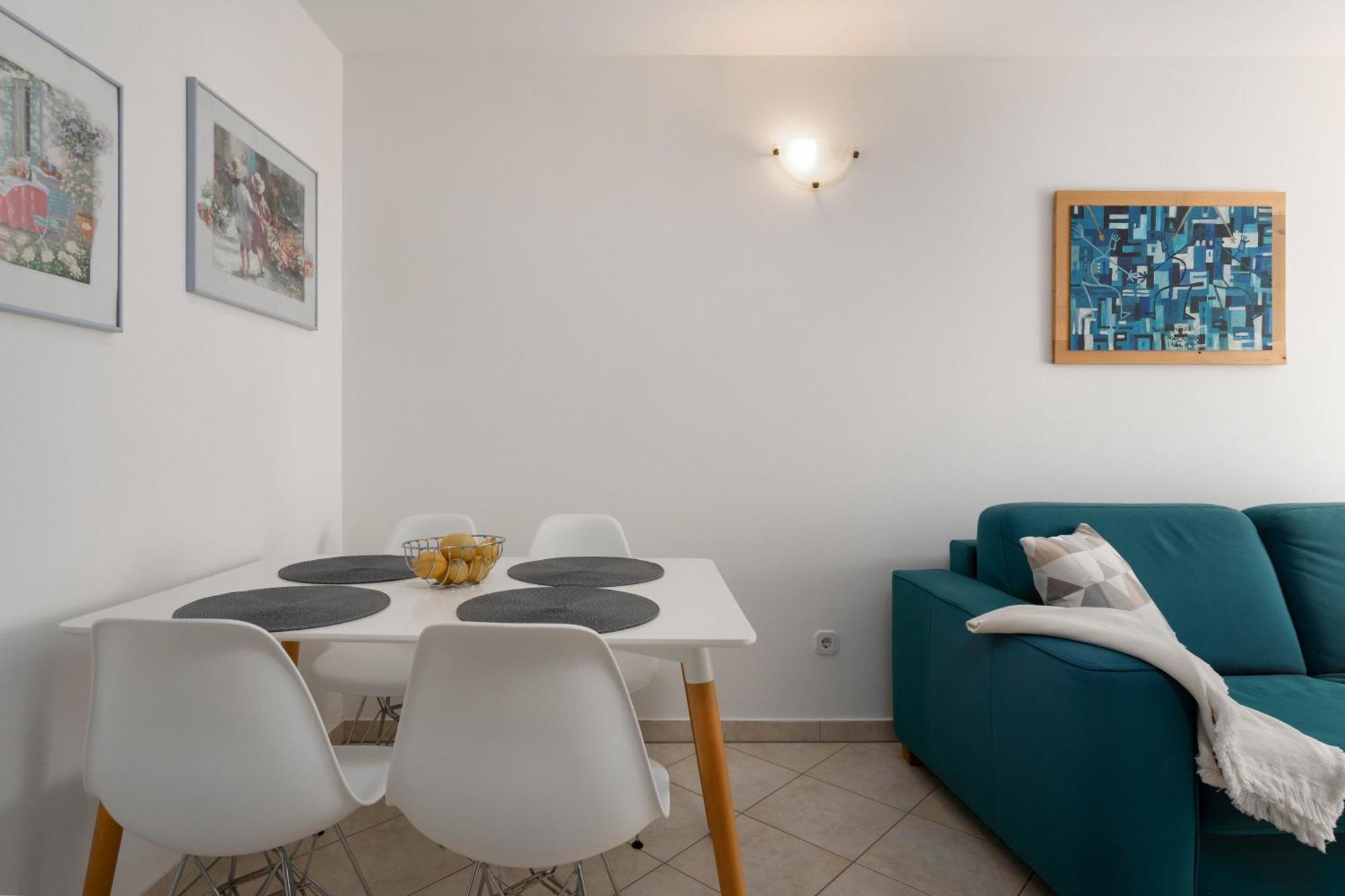 Degrassi Square Apartments (Adults Only) Vrsar Exteriör bild