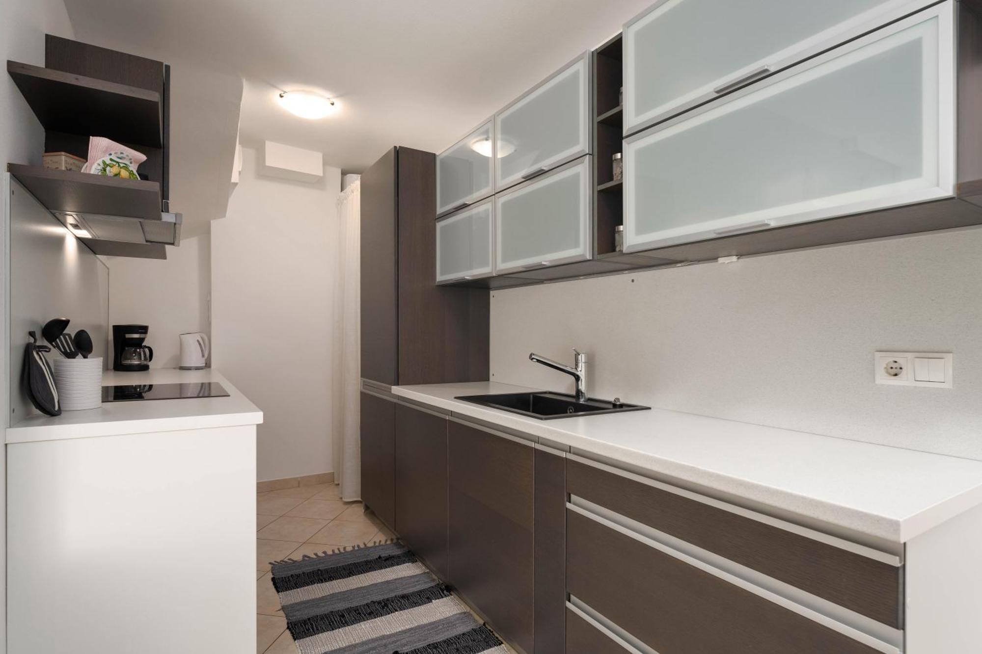 Degrassi Square Apartments (Adults Only) Vrsar Exteriör bild