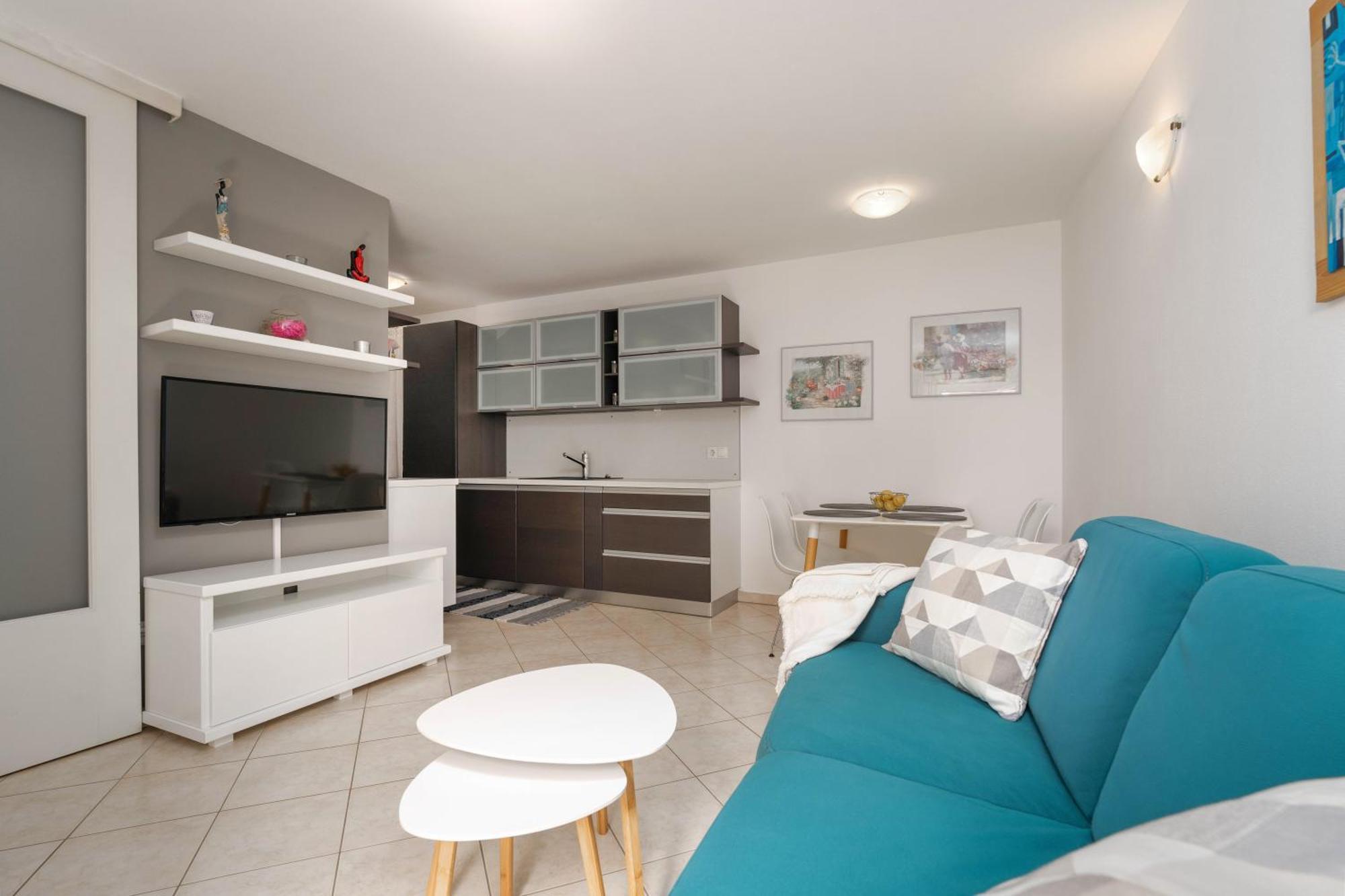 Degrassi Square Apartments (Adults Only) Vrsar Exteriör bild